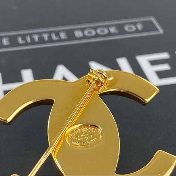 *SOLD* Authentic CHANEL Turnlock Brooch - Picture 5 of 11